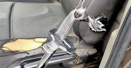 Pas bezpieczeństwa na supeł, brak klamek i łyse opony. Policja zatrzymała wrak na kołach