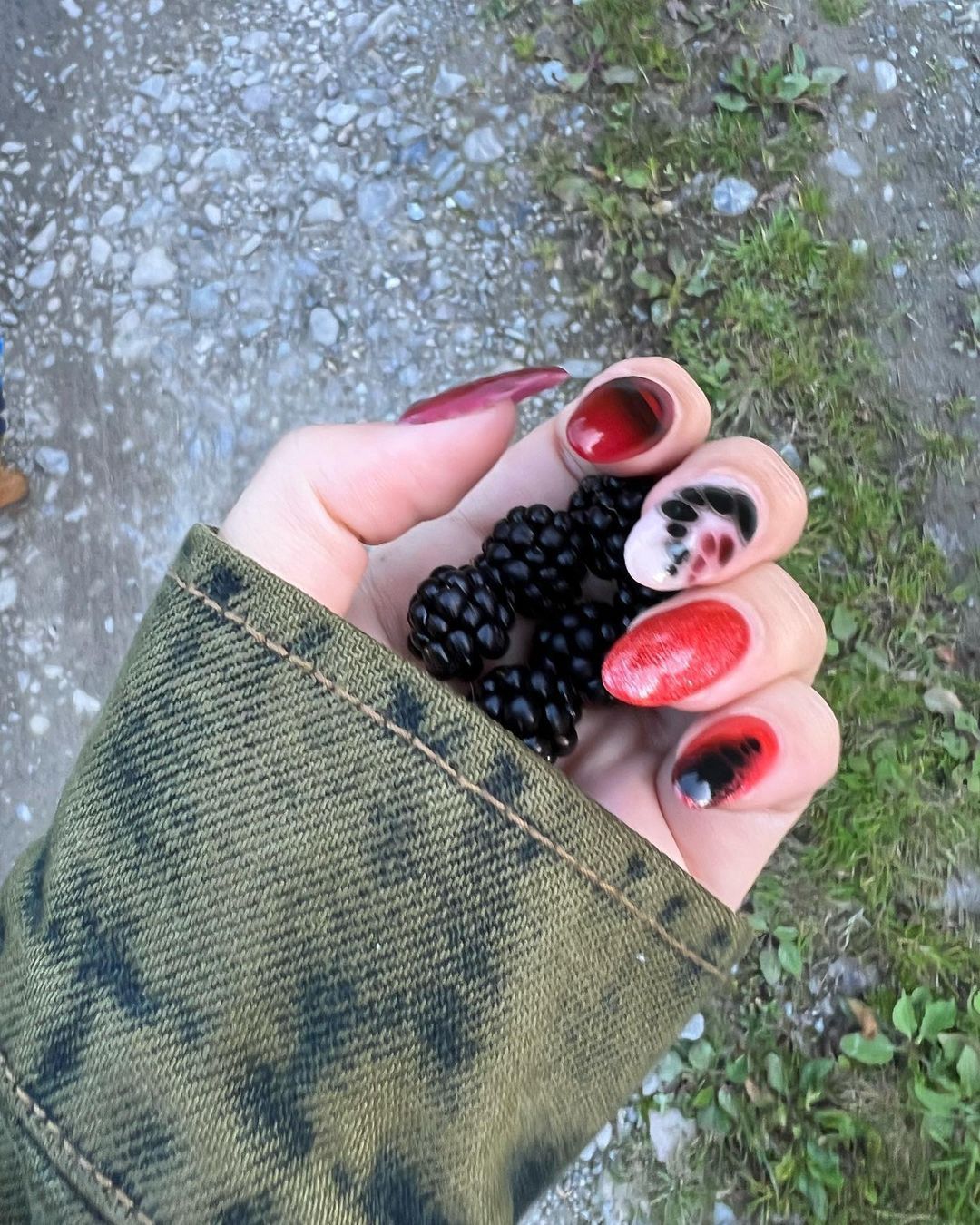 Blackberry nails u Emily Ratajkowski