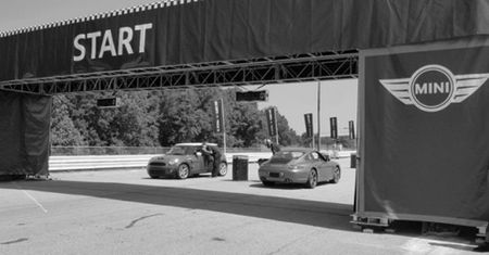 Porsche 911 gromi Mini Coopera - oby więcej takich inicjatyw! [video]