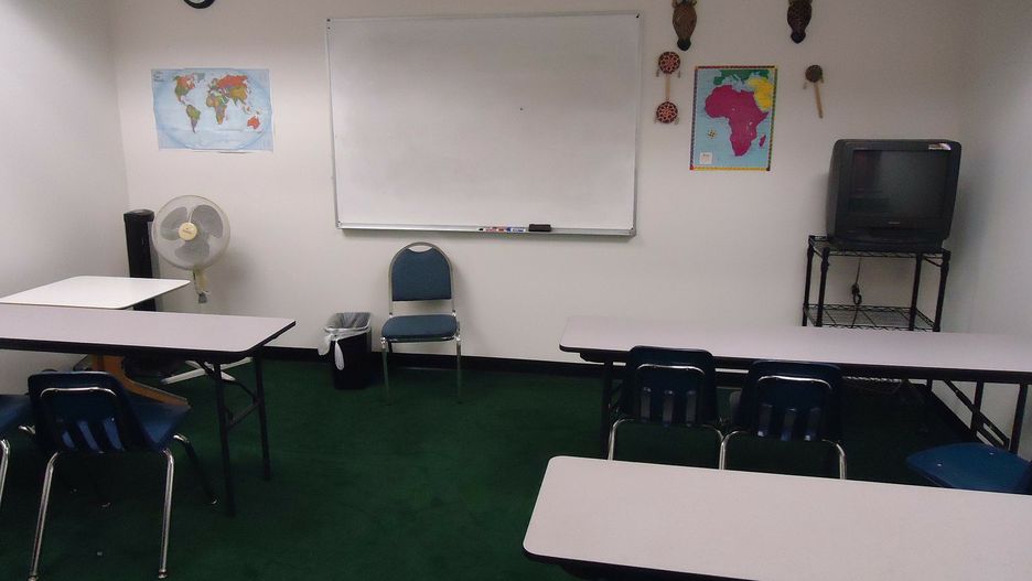 Pierwszy dzień szkoły zdalnie. Ostrów czeka na wynik testu nauczycielki