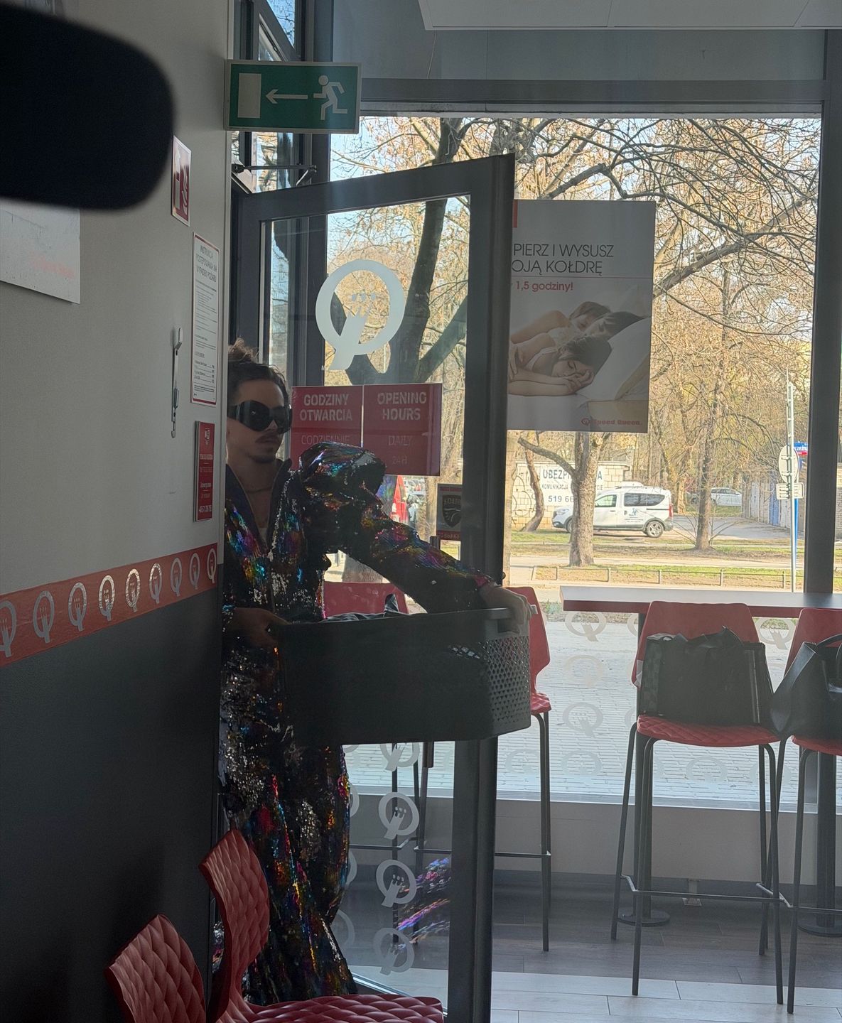 Michał Szpak w drodze do pralni
