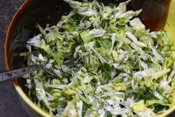 Zetrzyj i wymieszaj z młodą kapustą. Nie ma lepszej surówki do schabowego