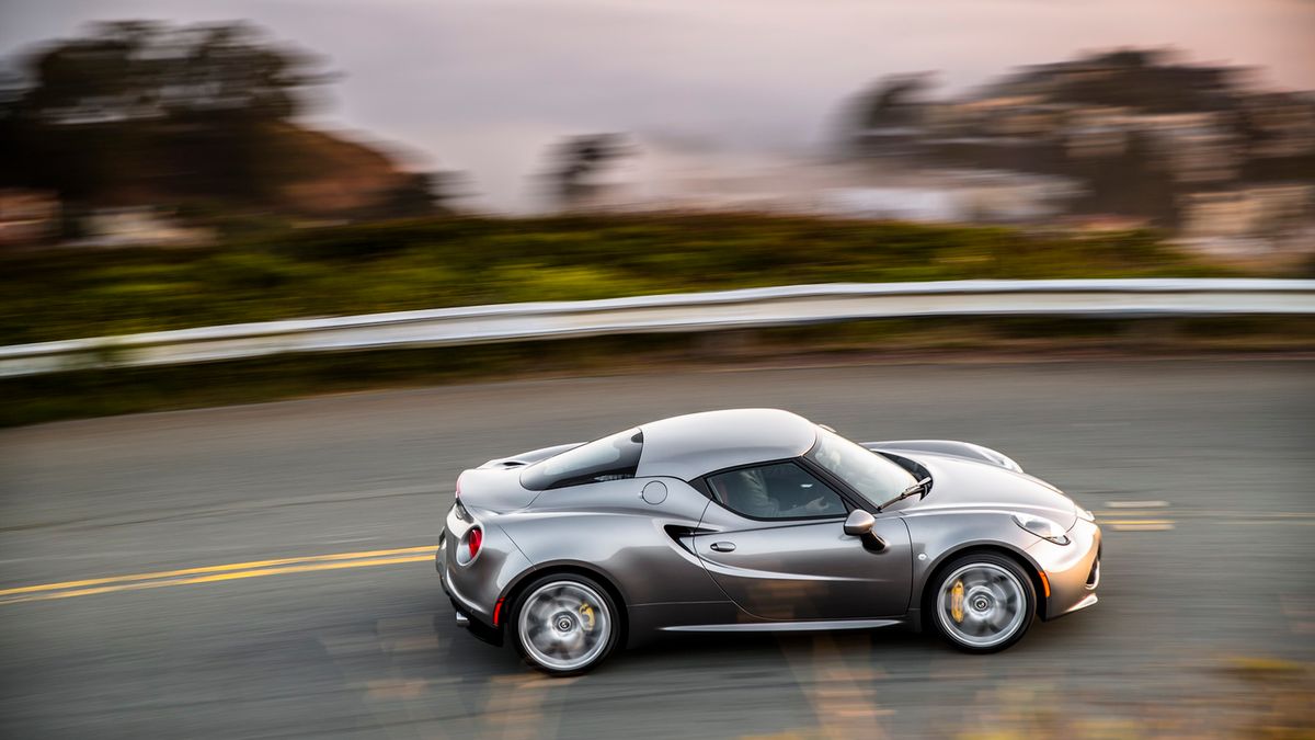 Włoski producent zwiększył zakres możliwości personalizacyjnych swojego sportowego wozu. Wśród nowości jest pakiet dodatków z włókna węglowego: Carbon Fiber Trim Package. Zawiera on między innymi łopatki zmiany biegów, obudowę deski rozdzielczej i oprawy nawiewów wykonane z kompozytu węglowego.