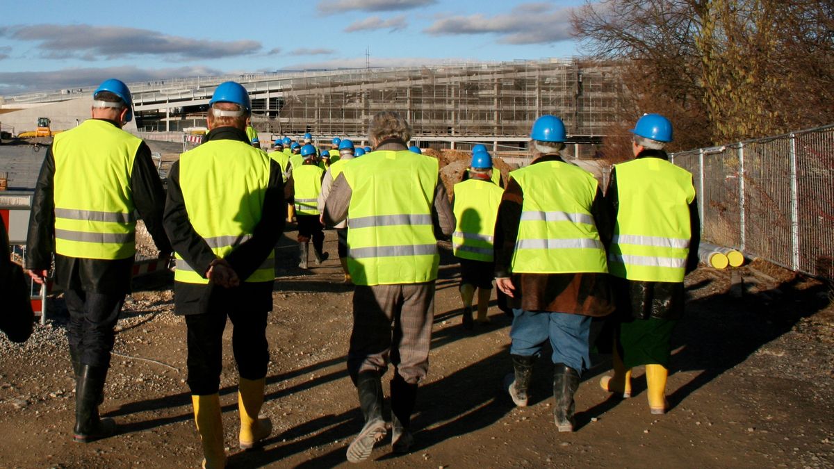 baustelle, bauarbeiter, menschen, arbeit, leuchten, helm, viele, gruppe, rücken, horizont, wolken, gelb, schutz, schutzkleidung, arbeitskleidung, gummistiefel, absperrung, laufen, gehen, richtung, ziel, aufgabe, arbeiten, schatten