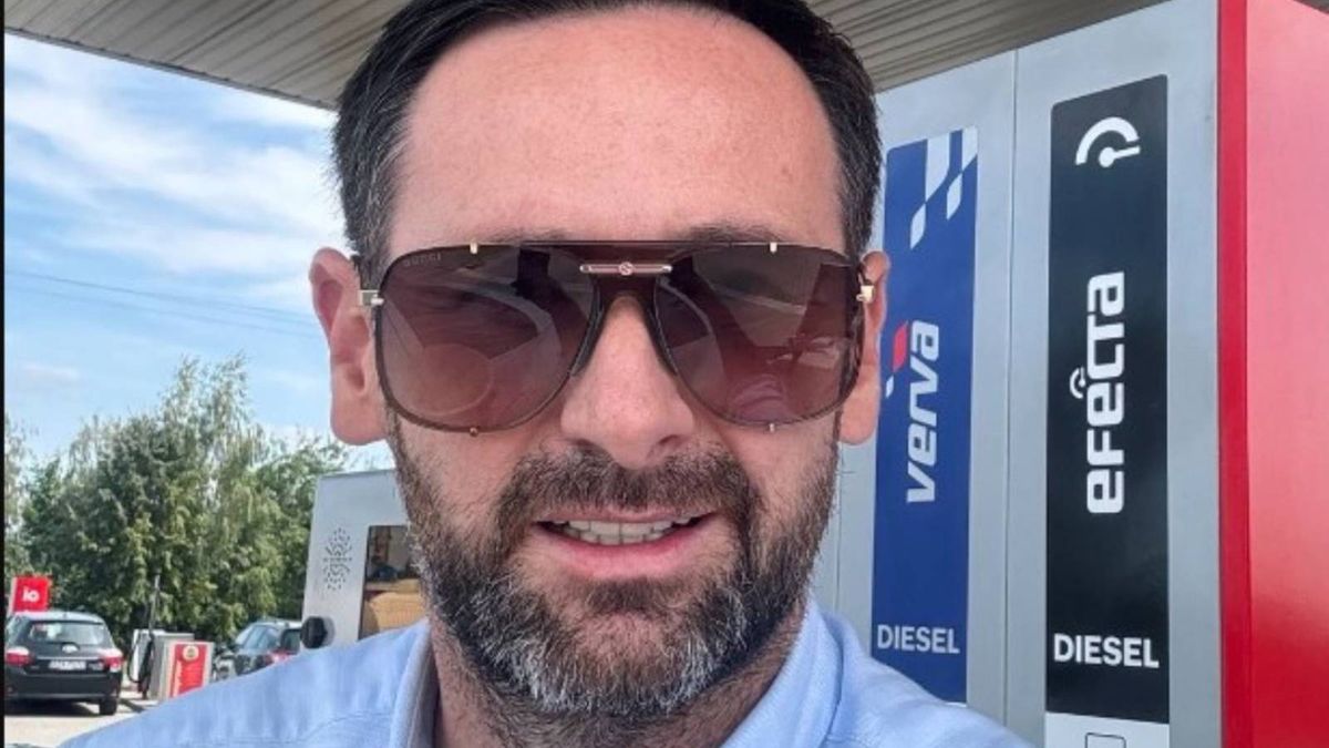 Daniel Obajtek w gustownych okularach.