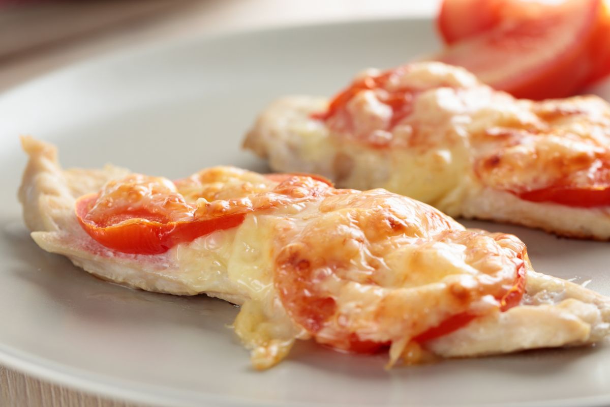 Pierś kurczaka à la pizza - możesz przyrządzić ją również ze świeżym pomidorem