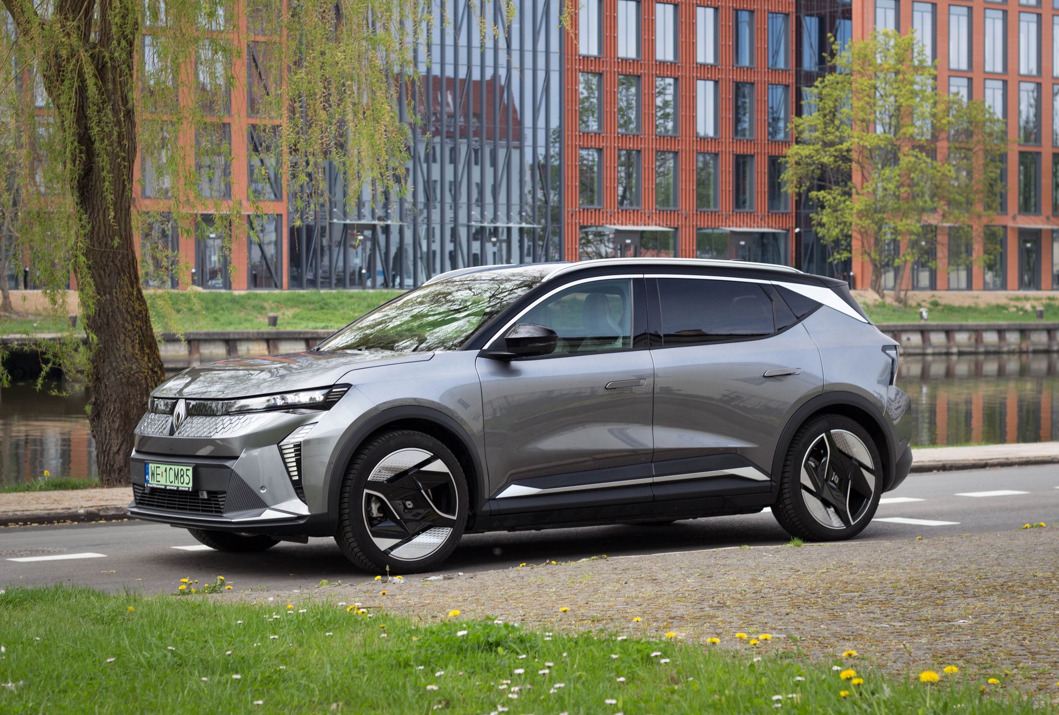 Renault Scenic E-Tech iconic long range