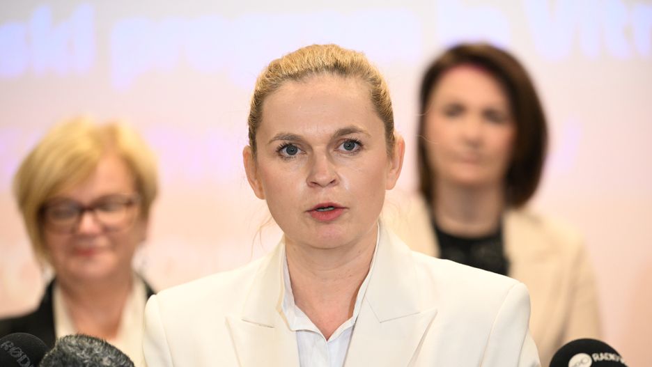 Rzeszów, 14.02.2024. Minister edukacji Barbara Nowacka (C) podczas konferencji prasowej w Rzeszowie, 14 bm. podsumowującej dotychczasowe wyniki miejskiego programu in vitro. (ad) PAP/Darek Delmanowicz