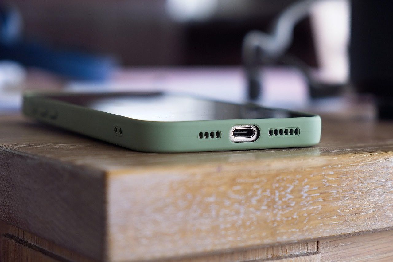 Nie każdy potrzebuje iPhone'a 18 Pro. Dla kogo starszy model będzie lepszym wyborem?
