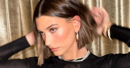 Modny manicure na wiosnę? Hailey Bieber lansuje "blush nails"
