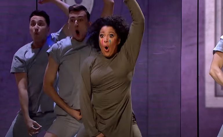 Patricia Kazadi z tęczowym makijażem w "Dance, Dance, Dance"