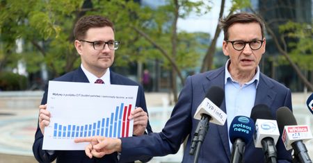 "Cios w splot słoneczny biznesu". Morawiecki ocenia zapowiedź Tuska