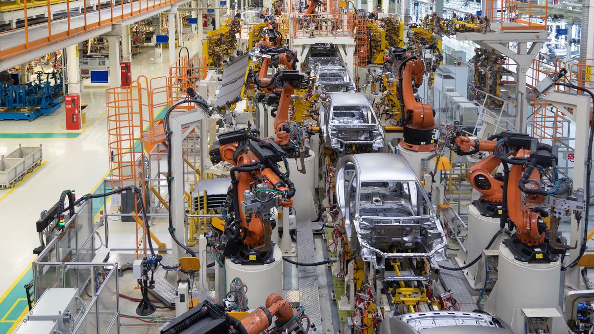 VW potrzebuje 30 godzin na złożenie jednego samochodu. Tesla chce skrócić ten czas trzykrotnie. 