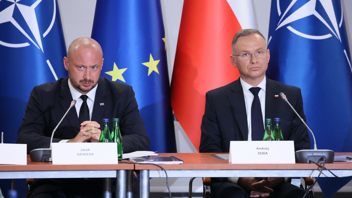 Rada Bezpiecze?stwa Narodowego w Bia?ymstoku
Fot. Wojciech Olkusnik/East News, Bialystok, 10.06.2024. Posiedzenie Rady Bezpieczenstwa Narodowego w Bialymstoku, w zwiazku z sytuacja na granicy polsko-bialoruskiej. 
N/z: szef BBN Jacek Siewiera, prezydent Andrzej Duda
Wojciech Olkusnik