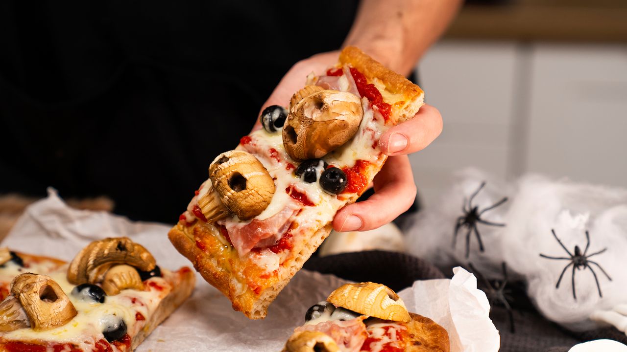 Halloweenowa pinsa z pieczarkowymi czaszkami. Smakuje i straszy jednocześnie