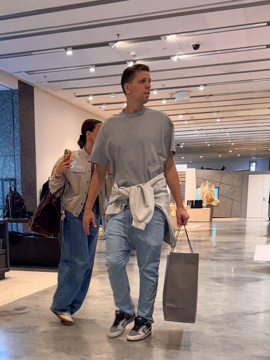 Wojciech Szczęsny na zakupach z Mariną u boku