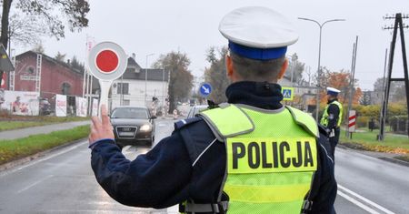 Pijany jechał motocyklem. Kolega oświetlał mu drogę latarką