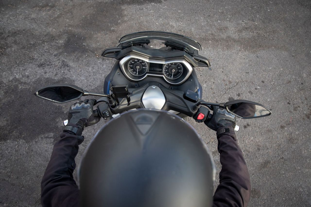 Jak działa ADAS w motocyklu? Systemy wspomagania kierowcy w codziennej jeździe