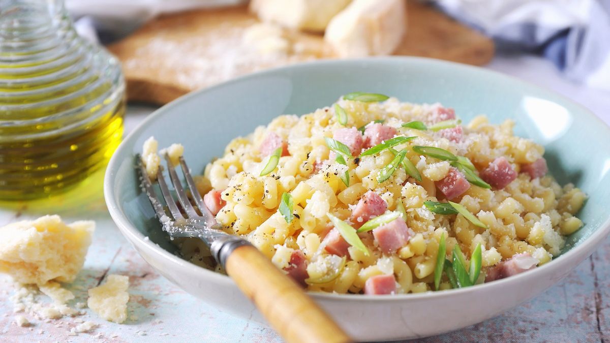 Bratowa przyniosła na grilla sałatkę z szynką i ogórkiem. Goście wymietli całą miskę w kwadrans