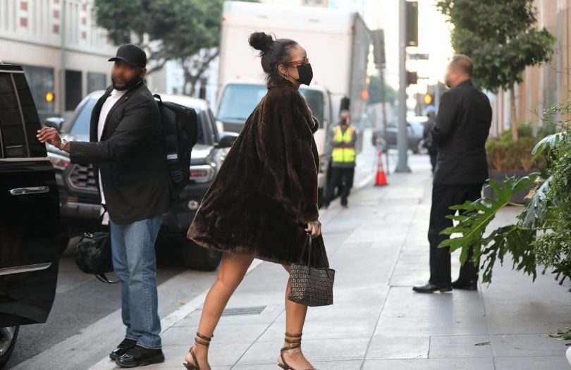 Rihanna w futrze i sandałkach przyłapana w Los Angeles