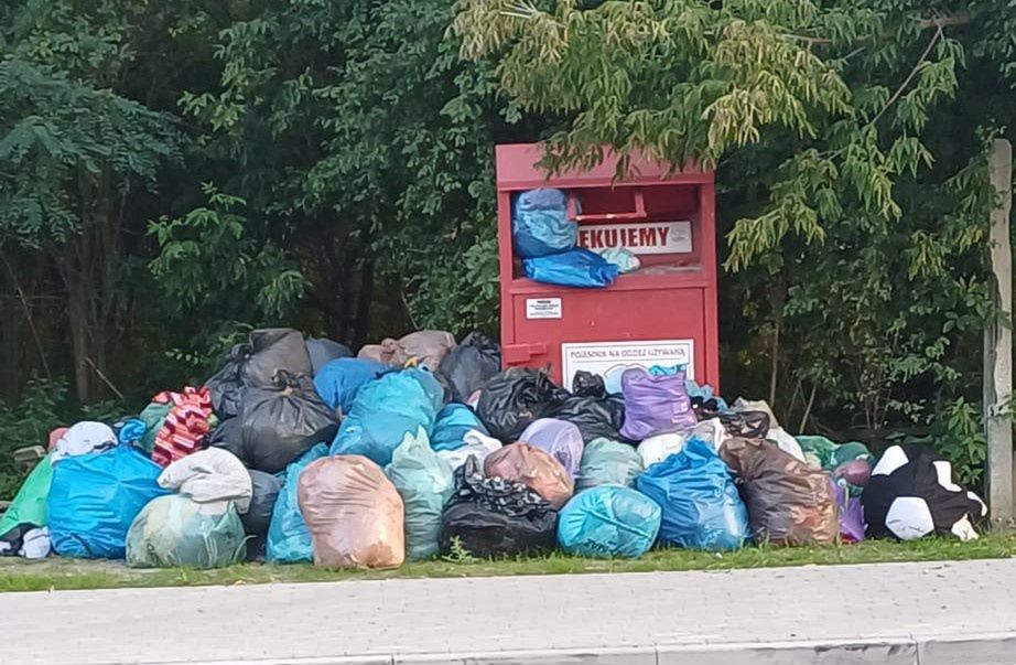 Góra śmieci przy kontenerze w Płocku