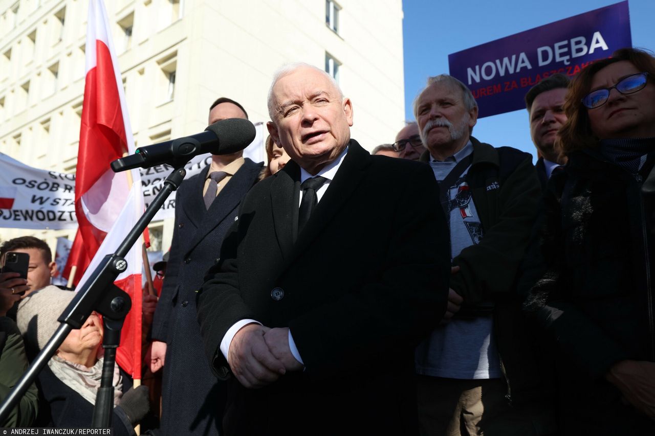 PiS protestuje przed prokuraturą. "Tu jest Polska"