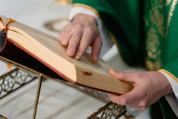 Ksiądz z Poznania rezygnuje po oskarżeniach. Kuria wszczęła postępowanie
