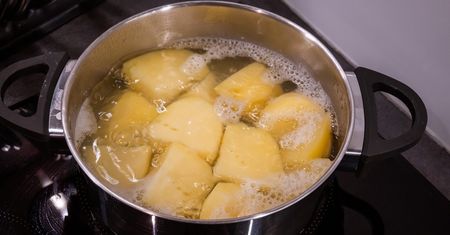 Wiele osób gotuje ziemniaki w złej wodzie. Żaden szef kuchni nie popełniłby tego błędu