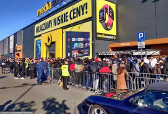Stali w kolejce przez całą noc. Promocja Media Expert ściągnęła tłumy