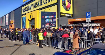 Stali w kolejce przez całą noc. Promocja Media Expert ściągnęła tłumy