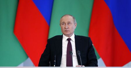 W co gra Putin? Już rozdają rosyjskie paszporty