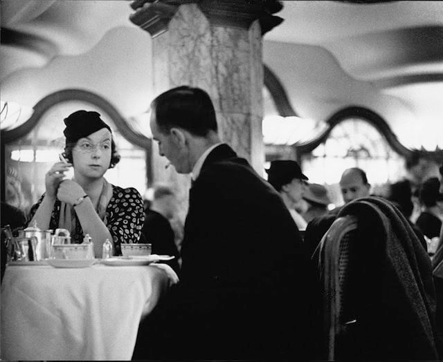 Mocne, czarno-białe fotografie uliczne z Londynu lat 30. i 40. 21