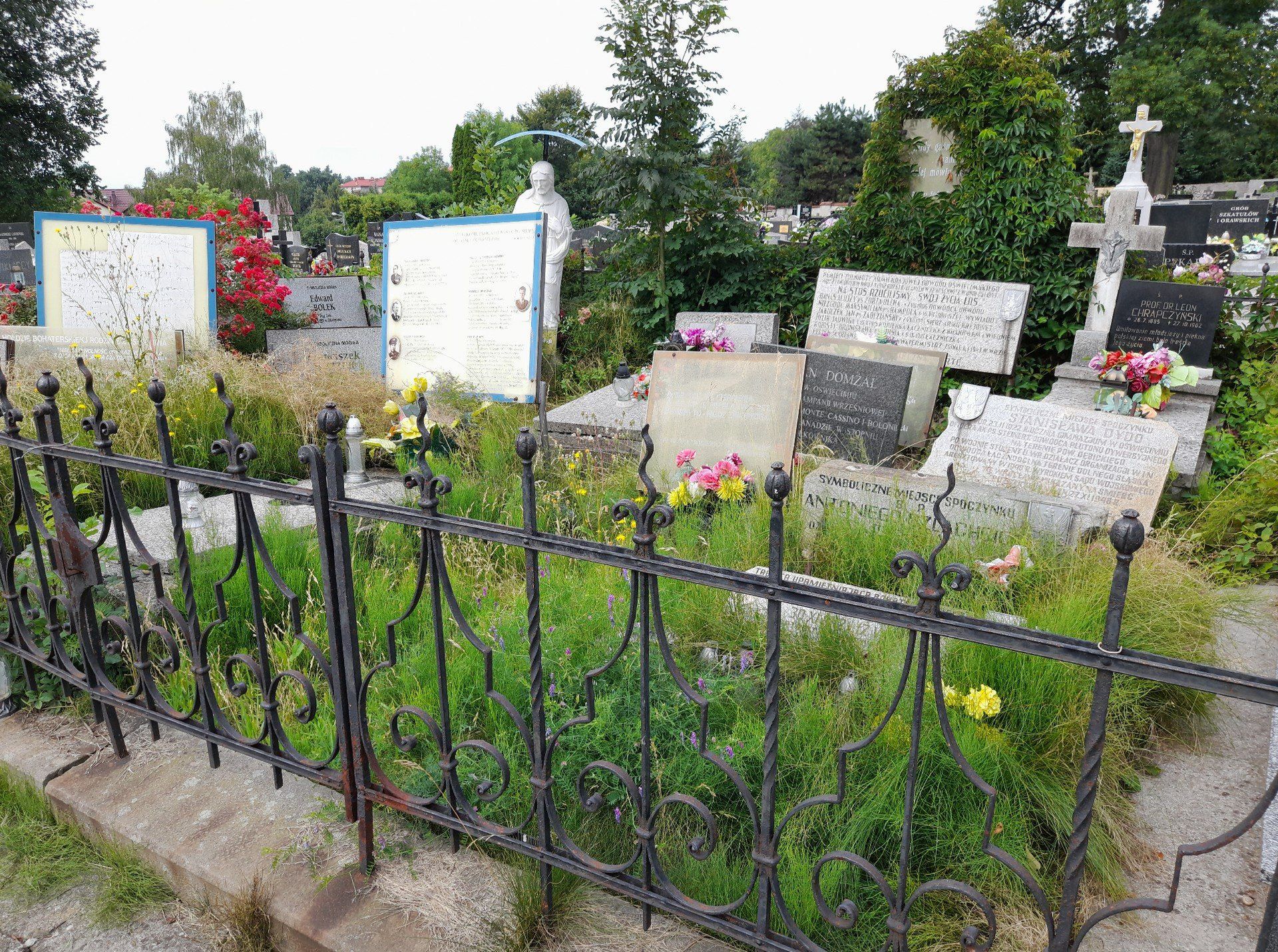 Kwatera patriotyczna na Cmentarzu Parafialnym w Oświęcimiu popada w ruinę