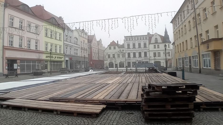 Budowa tymczasowego lodowiska w Żarach