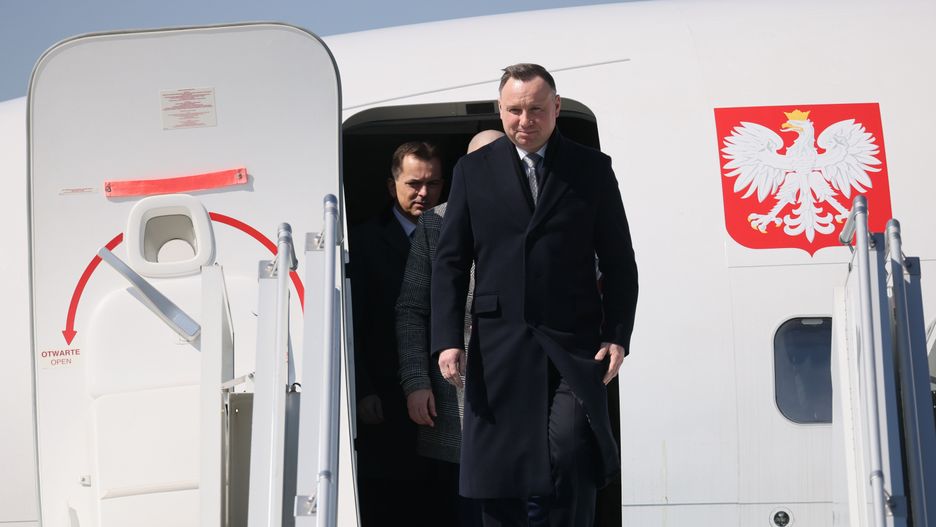  Ankara, Turcja, 16.03.2022. Prezydent RP Andrzej Duda (P) po wylądowaniu na lotnisku w Ankarze, 16 bm. Prezydent Andrzej Duda udał się z wizytą roboczą do Turcji, gdzie spotka się z prezydentem Turcji Recepem Tayyipem Erdoganem. (jm) PAP/Leszek Szymański