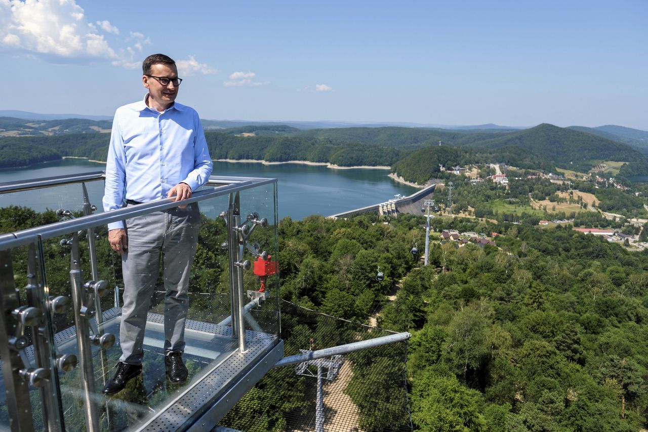 Premier i ministrowie nie spotkają się w tym tygodniu na posiedzeniu rządu. Na zdjęciu premier podczas otwarcia kolejki gondolowej nad zalewem w Solinie na początku lipca