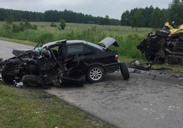 Lubelskie: BMW z maturzystami uderzyło w busa, nie żyje 19-latek