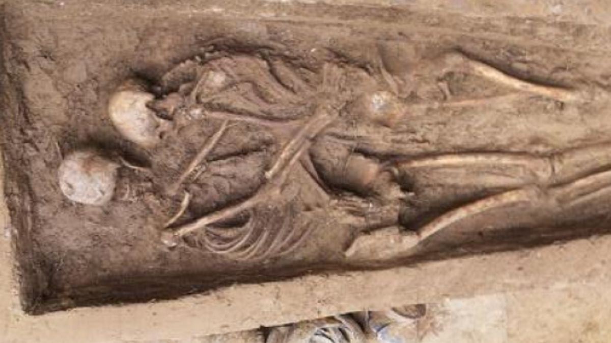 Szkielety zostały pochowane w objęciach.