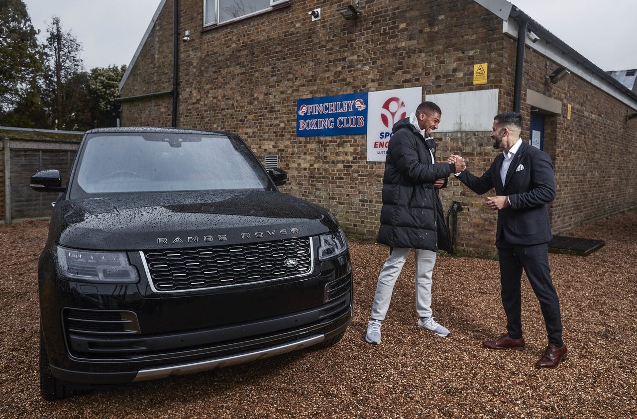 Bokser Anthony Joshua odebrał wyjątkowego range rovera w wersji SVAutobiography