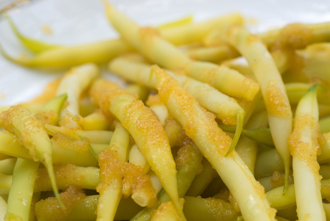 Zapomnij o bułce tartej z masłem. Jest lepszy pomysł na fasolkę