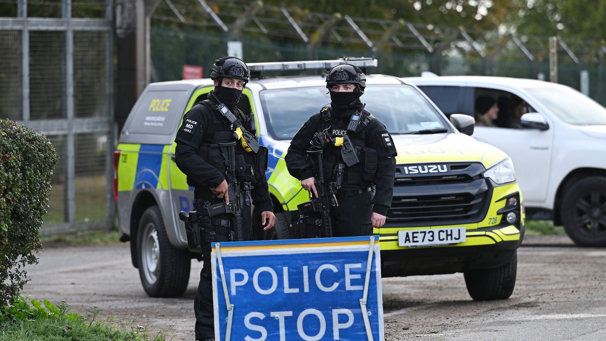 Uzbrojeni policjanci zabezpieczają okolice bazy RAF Fairford w Wielkiej Brytanii