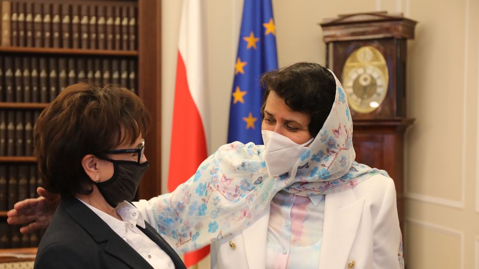 El�bieta Witek, Rahima JamiWarszawa, 30.08.2021. Marsza�ek Sejmu RP El�bieta Witek (L) podczas spotkania z z cz�onkini� Izby Przedstawicieli afga�skiego parlamentu Rahim� Jami (P), 30 bm. w Sejmie w Warszawie. (amb) PAP/Albert ZawadaAlbert Zawadadyplomacja, parlament, polityka, Sejm, spotkanie