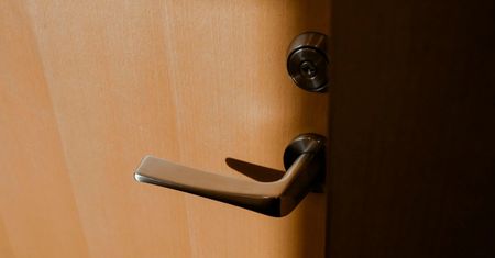 Złodzieje udają urzędników. Fala kradzieży w mieszkaniach seniorów