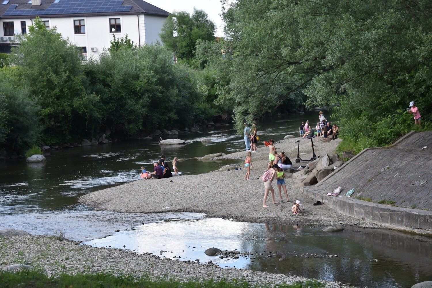 Jeszcze rok temu, latem nad Sękówką wypoczywały całe rodziny. Dzieci brodziły w wodzie, dorośli plażowali na brzegu. W tym roku Gorlicki WOPR wydał decyzję o zakazie kąpieli