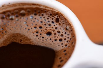 Onkolog odradza picie takiej kawy. Katorga dla przełyku