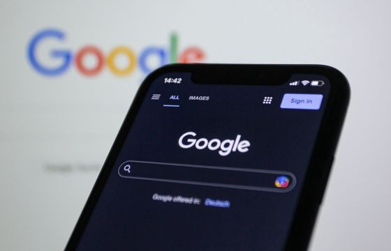 "Ogromna porażka". Google pokazał milionom ludzi fałszywe treści w Discover