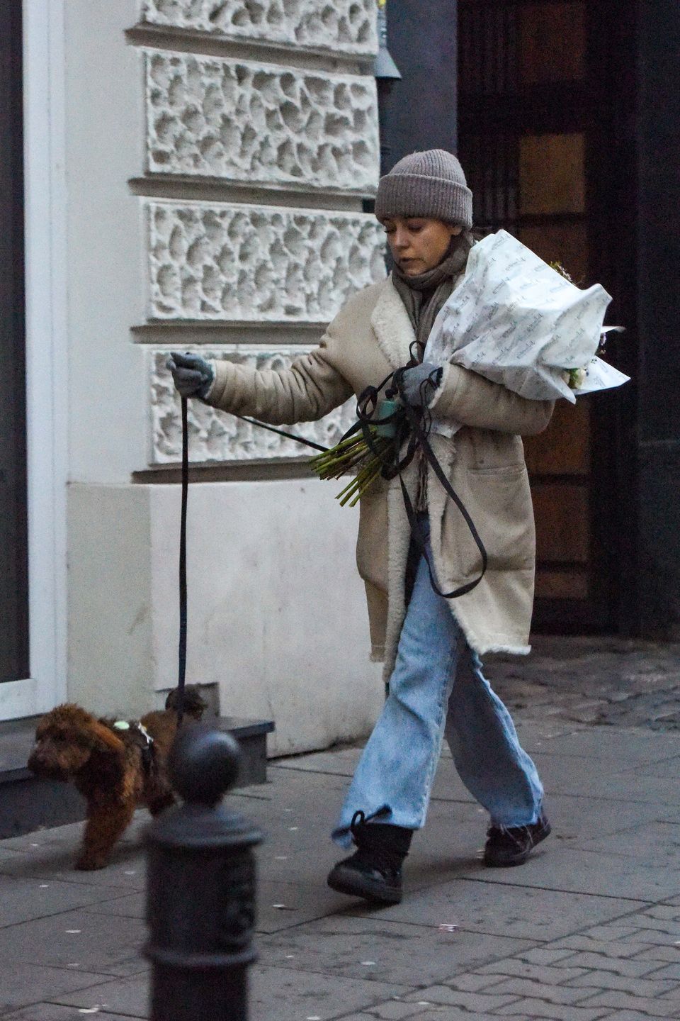 Anna Mucha na spacerze z psem