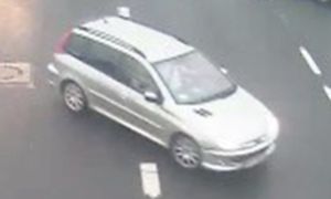 Policja szuka kierowcy Peugeota. Uszkodził Volkswagena i odjechał