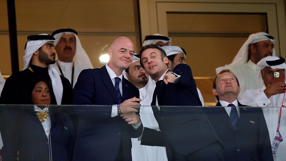 Emmanuel Macron i prezydent FIFA Gianni Infantino podczas meczu finałowego mundialu w Katarze