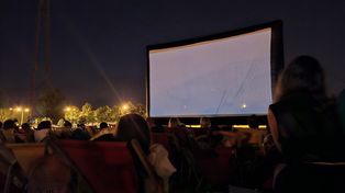 Letnie kina plenerowe w Poznaniu. Tutaj obejrzysz film pod gwiazdami. Oto lista wszystkich opcji w Poznaniu